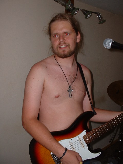 Szőlősi "Manó" Dániel, azaz az orkán torkú énekes/dalszövegíró, valamint Dávid távozása óta a zenekar másik gitárosa