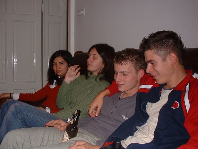 A társaság egyik része: Magdi, Anett, Pota és Imike (balról-jobbra :) . Pota elég gyanús azzal a sörrel nekem! :)