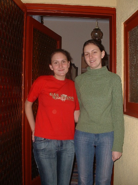 Anett és Anett húg. Ez alkalommal először nem volt fürdetés. Hú, mi lesz itt jövőre! :)