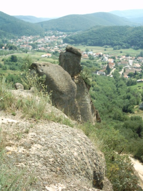 Gondolkoztam rajta, hogy érdemes lenne-e átmászni arra a sziklára, de valami azt súgta, hogy elégedjek meg a fotójával.