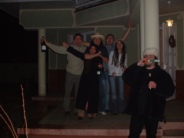 És igeeen ! 2004 első, de koránt sem utolsó bulis képe. B.U.É.K. !!!