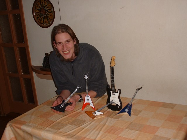 A jelenleg otthon található gitárok, valamint megalkotójuk