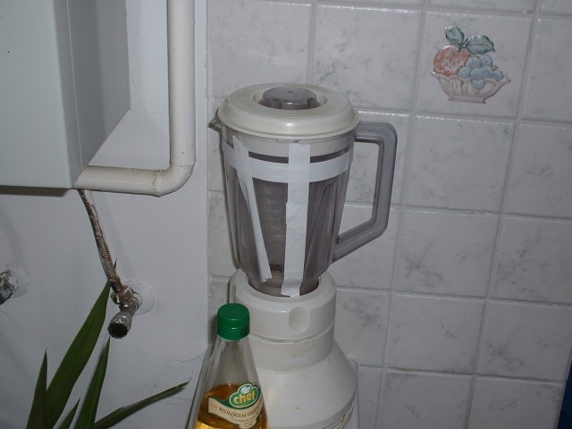 Íme a turmixgép az éjszaka után. Még a szemmel látható "javítás" után sem lehet igazán ráfogni, hogy az állapota kifogástalan... :)