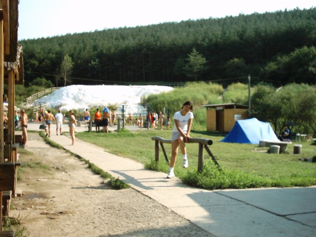 Ez itt az egerszalóki strand, a maga szinte egyedülálló természeti képződményeivel és tűz forró gyógyvizével, no meg ezúttal Magdikával...
