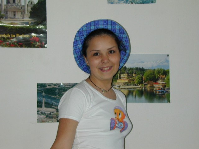 Melinda, szép kék sapkájában