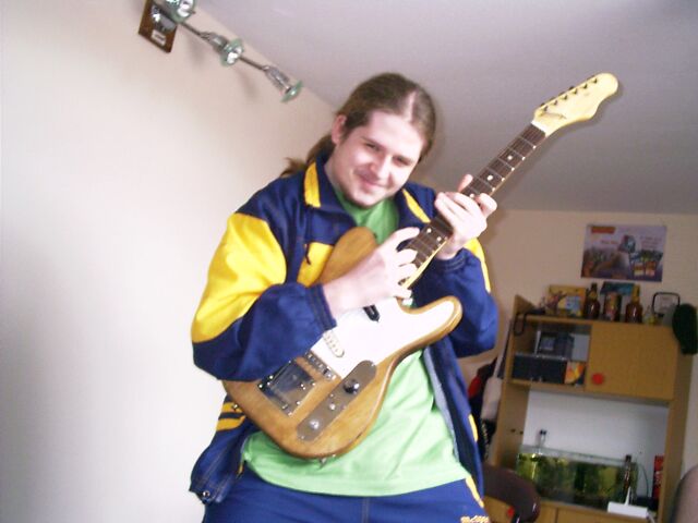Vidáman zúzom a gitárt éppen.
